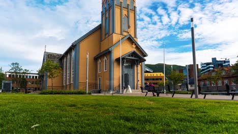 Timelapse-Con-Movimiento-Inclinándose-Hacia-Arriba-Para-Mostrar-Toda-La-Catedral-De-Madera-En-Tromso-Noruega