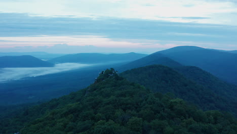 Eine-Luftaufnahme-Von-Big-Schloss,-Great-North-Mountain-Und-Dem-Trout-Run-Valley-Im-Morgengrauen-Im-Sommer,-Gelegen-An-Der-Grenze-Zwischen-Virginia-Und-West-Virginia-Im-George-Washington-National-Forest