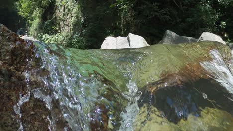 Nahaufnahme-Eines-Wasserfalls-Mit-Reinem-Kristallklarem-Wasser-Im-Wald
