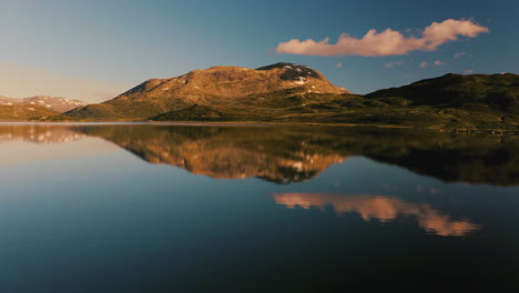 Das-Wunderschöne-Licht-Des-Sonnenaufgangs-über-Den-Bergen-Am-Vavatnet-See-In-Norwegen