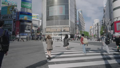 Escena-En-El-Cruce-De-Shibuya-Durante-La-Pandemia-Mundial-De-Coronavirus-En-Tokio,-Japón---Cruce-De-Peatones-En-Shibuya---Estática-Amplia