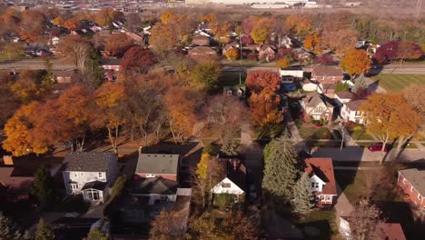 Wohngebiet-Mit-Farbenfrohen-Herbstlandschaften-Tagsüber-In-Trenton,-Michigan,-USA---Seitliche-Luftaufnahme