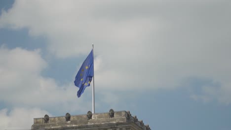 Bandera-De-La-Unión-Europea-Ondeando-En-El-Viento---Concepto-Con-Espacio-De-Copia