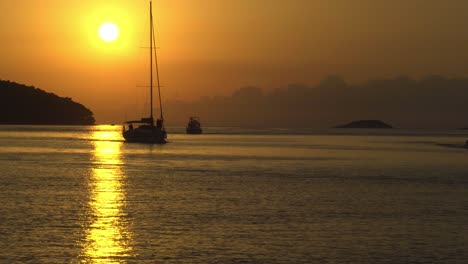 Sonnenuntergang-In-Vela-Luka,-Kroatien,-Mit-Segelbooten-Und-Motorbooten,-Die-über-Die-Aussicht-Fahren