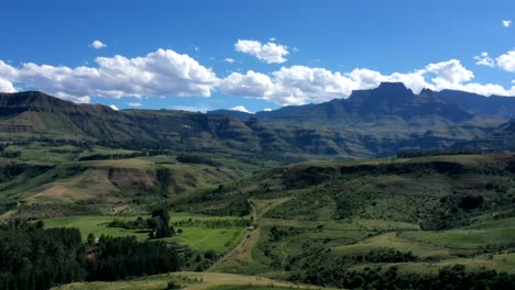 Lapso-De-Tiempo-De-Exuberante-Valle-Verde-Y-Montañas-Azules-Con-Nubes-Que-Se-Mueven-Rápidamente-Sobre-Las-Montañas-Drakensberg,-Sudáfrica
