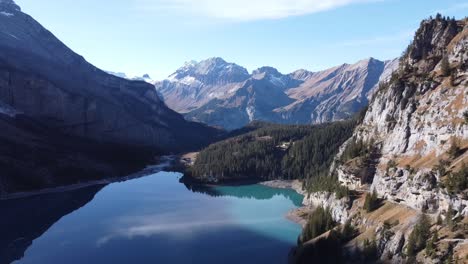 Vuelo-De-Drones-Sobre-El-Famoso-Lago-Azul-Profundo-Llamado-Oeschinensee,-Entre-Los-Alpes-Suizos
