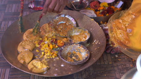 Haldi-Haath-Einer-Braut-Bei-Einer-Traditionellen-Hochzeit-In-Uttarakhand,-Indien