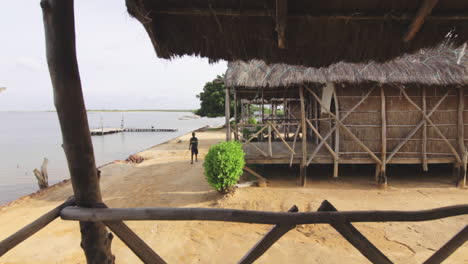 Bescheidene-Cottage-Unterkünfte-In-Einer-Lokalen-Afrikanischen-Stadt-Im-Senegal