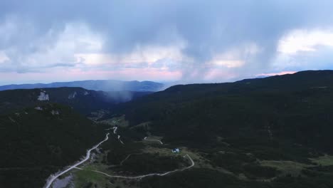 Luftaufnahme:-Wunderschöne-Berglandschaft-Mit-Wanderweg-Und-Waldweg-An-Bewölkten-Und-Regnerischen-Tagen-Nach-Sonnenuntergang