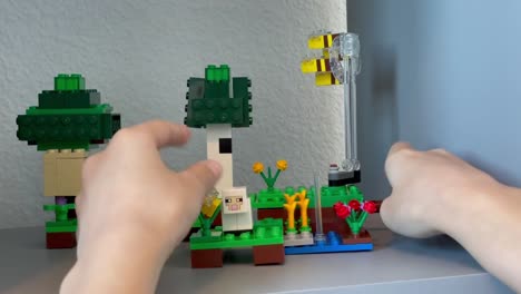 Manos-Pequeñas-Jugando-Con-El-Juego-De-Construcción-De-Granja-De-Abejas-Lego-Minecraft