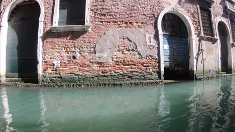 Eine-Gondelfahrt-In-Venedig,-Italien,-Ist-Ein-Muss,-Wenn-Sie-Diese-Stadt-Besuchen
