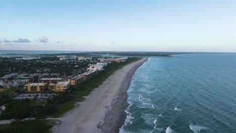 Ruhige-Sonnenuntergangsszene-Am-Touristischen-Cocoa-Beach,-Florida