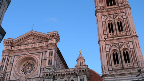 Kuppel-Und-Glockenturm-Der-Basilika-Von-Florenz-Neigen-Sich-Nach-Oben,-Abendlicht