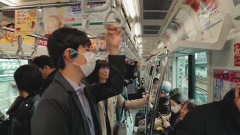 Pasajero-Con-Una-Máscara-En-El-Tren-De-Transporte-Público-En-Tokio,-Japón