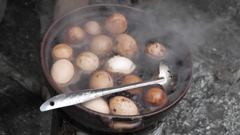 Huevos-En-Cámara-Lenta-Hirviendo-En-El-Mercado-Chino-De-Agua-En-Lijiang,-Yunnan,-China