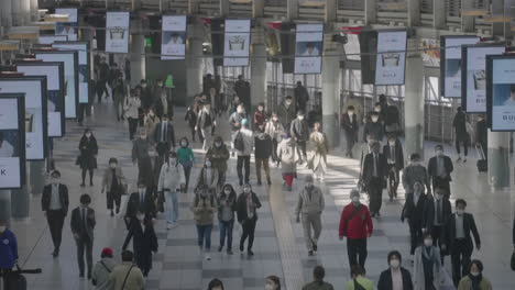 Digitale-Bildschirme,-Auf-Denen-Während-Der-Pandemie-In-Tokio,-Japan,-Werbung-An-Der-Decke-Des-Bahnhofs-Shinagawa-Jr.-Mit-Pendlern-Abgespielt-Wird