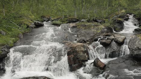 Toma-Suave-De-Una-Hermosa-Cascada-En-El-Norte-De-Noruega