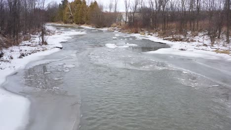 Eisiger-Winterfluss,-Tiefflugantenne