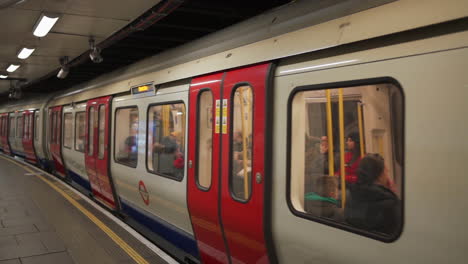 London-Underground-Metro-Public-Transportation