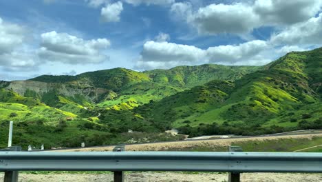 Montañas-Verdes-Vistas-Desde-Un-Coche-En-Movimiento-En-La-Autopista