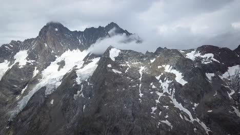 Viajando-Por-El-Majestuoso-Pico-Schreckhorn-En-La-Cordillera-De-Los-Alpes-Suizos-En-Un-Día-Nublado-Y-Aterrador