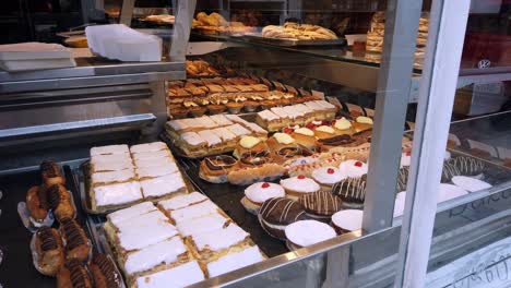 Schauen-Sie-Sich-Die-Köstlichen-Kuchen-Im-Schaufenster-Der-Conwy-Konditorei-An