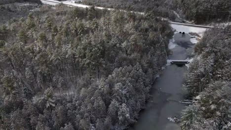 árboles-Cubiertos-De-Nieve-Fresca-Aérea-Por-El-Río