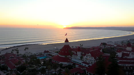 Sonnenuntergang-Am-Point-Loma-Mit-Blick-Auf-Das-Hotel-Del-Coronado-Und-Den-Strand-Von-Coronado