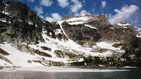 Zeitraffer-Eines-Eisigen-Amphitheatersees-Mit-Grand-Teton-Im-Hintergrund-Im-Grand-Teton-Nationalpark-An-Einem-Frühsommertag