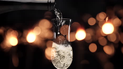 Gießen-Sie-Champagner-In-Flöte-Mit-Wunderkerzen,-Feuerwerkslichtern-Auf-Schwarzem-Hintergrund