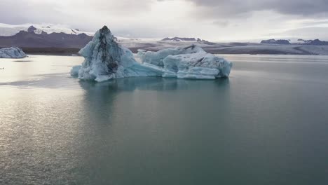 Eine-Drohnenaufnahme-Eines-Eisbergs-In-Der-Gletscherlagune-Jokusarlon