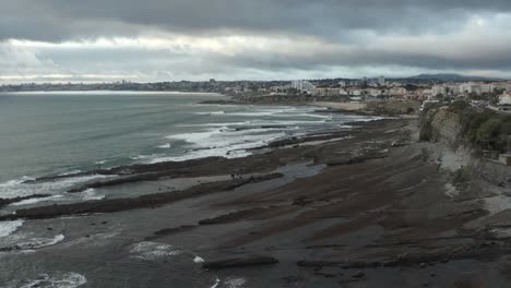 4K-Filmmaterial-–-Atemberaubender-Blick-über-Die-Küste-Von-Cascais-In-Portugal
