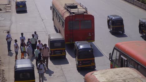 local-transport-passengers-office-workers-weighting-for-public-transport-highway-Samata-Nagar-Mumbai-India-Maharashtra-state-transport