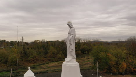 Eine-Luftaufnahme-Einer-Statue-Der-Jungfrau-Maria-Auf-Einer-Katholischen-Kirche-In-Upstate,-Ny