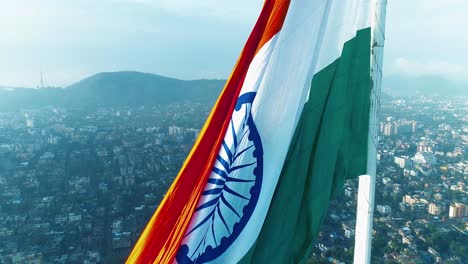 Eine-Drohnenaufnahme-Der-Indischen-Nationalflagge,-Die-Die-Stadt-Guwahati-Zeigt