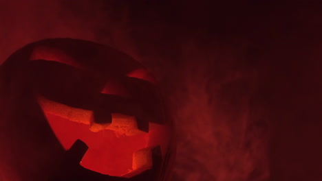 Grinsender-Halloween-Kürbis-Im-Entsetzten,-Dunklen,-Beängstigenden-Roten-Hintergrundnebel