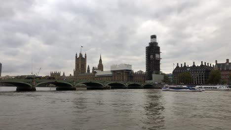 Ein-Blick-Auf-Die-Häuser-Des-Parlaments-Und-Big-Ben-In-London,-England