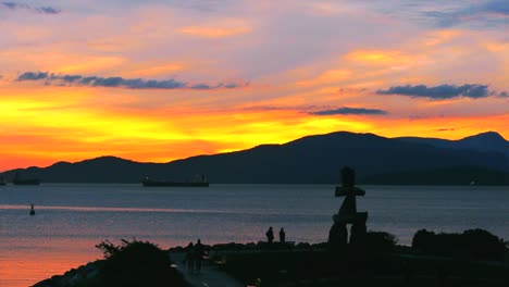 Sonnenuntergangssilhouette-Von-Vancouvers-Inukshuk