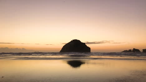 Wunderschöner-Sonnenuntergang-Am-Bandon-Beach-Im-Süden-Von-Oregon,-Vereinigte-Staaten