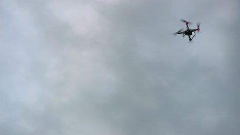 Drohne-Fliegt-In-Der-Luft,-Zeitlupe,-Weitwinkelaufnahme