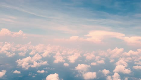 Vuelo-Aéreo-Sobre-Las-Nubes-En-El-Cielo-Azul,-Vista-De-Gran-Angular