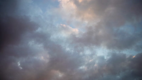 Las-Nubes-De-Colores-Flotan-Entre-Sí-En-Un-Dramático-Fondo-Abstracto-Del-Cielo