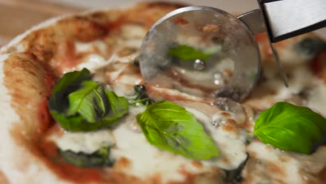 Schneiden-Sie-Eine-Heiße-Und-Köstliche-Hausgemachte-Neapolitanische-Pizza-Mit-Basilikum-Und-Oliven