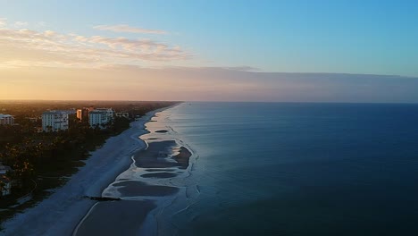 Fliegen-Sie-Hoch-über-Der-Golfküste-In-Naples,-Florida,-Mit-Einem-Wunderschönen-Sonnenaufgang