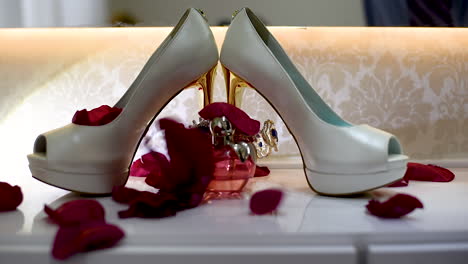 Hochzeitsschuh-Am-Tag-Ihrer-Hochzeitsvorbereitung-Mit-Fallenden-Rosenblättern