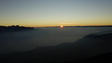 Sol-Desapareciendo-Por-Debajo-Del-Horizonte-Sobre-El-Mar-De-Niebla-Niebla-Que-Cubre-El-Lago-Léman---Suiza