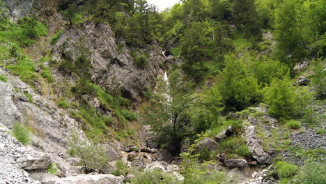 Toma-De-Una-Cascada-En-El-Parque-Nacional-Theti-En-Albania