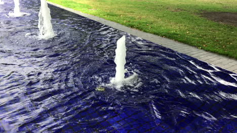 Fuente-Azul-En-El-Parque-De-La-Ciudad