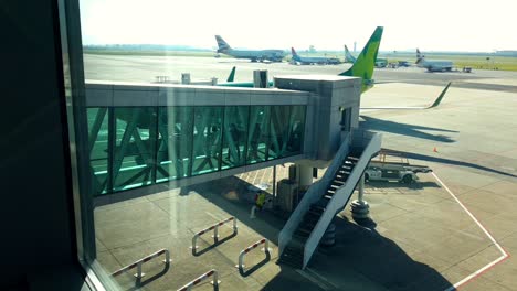 Überblick-über-Die-Start--Und-Landebahn-Des-Internationalen-Flughafens-Kapstadt-Aus-Dem-Fenster