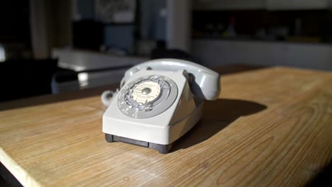 Altes-Telefon-Auf-Dem-Tisch